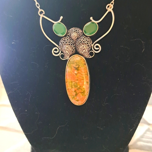 Jewelry - Natural Unakite stone w green stone necklace